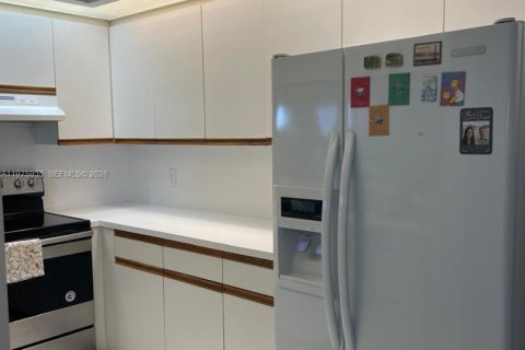 Condo in Pembroke Pines, Florida, 1 bedroom  № 2045324 - photo 11