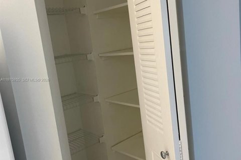 Condo in Pembroke Pines, Florida, 1 bedroom  № 2045324 - photo 6