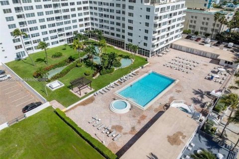 Condo in Miami Beach, Florida, 2 bedrooms  № 2034779 - photo 25