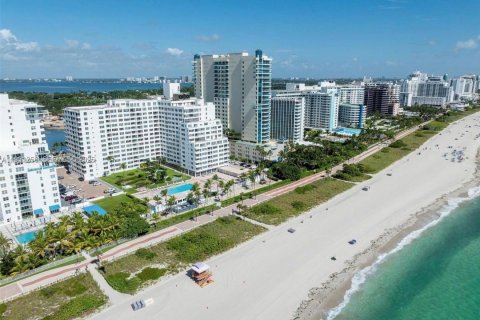 Condo in Miami Beach, Florida, 2 bedrooms  № 2034779 - photo 27