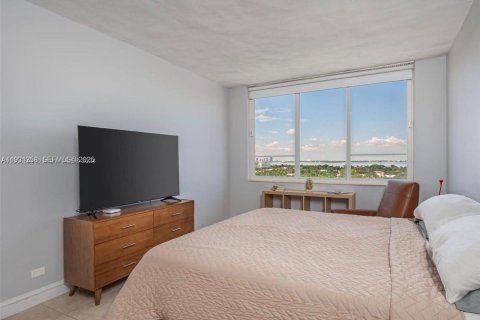 Condo in Miami Beach, Florida, 2 bedrooms  № 2034779 - photo 13