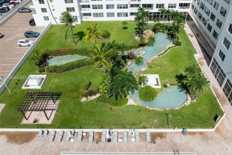 Condo in Miami Beach, Florida, 2 bedrooms  № 2034779 - photo 29