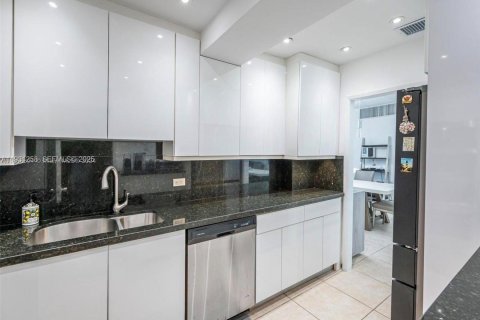 Condo in Miami Beach, Florida, 2 bedrooms  № 2034779 - photo 10