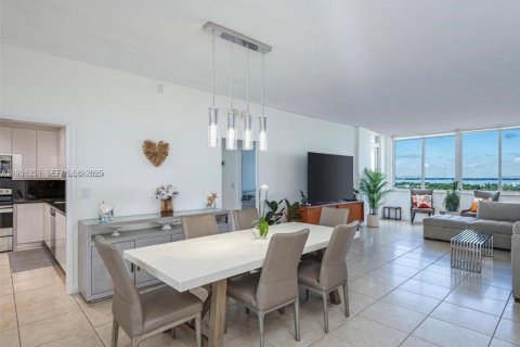 Condo in Miami Beach, Florida, 2 bedrooms  № 2034779 - photo 6