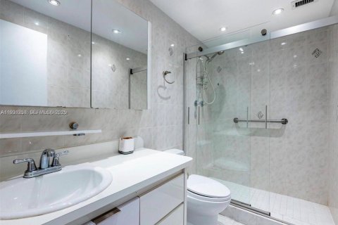 Condo in Miami Beach, Florida, 2 bedrooms  № 2034779 - photo 16