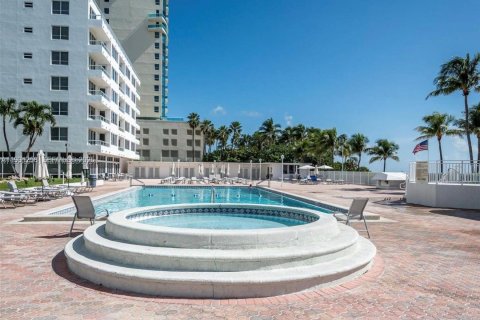 Condo in Miami Beach, Florida, 2 bedrooms  № 2034779 - photo 30