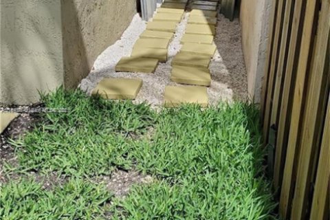 House in Miami, Florida 4 bedrooms, 202.99 sq.m. № 2003026 - photo 10