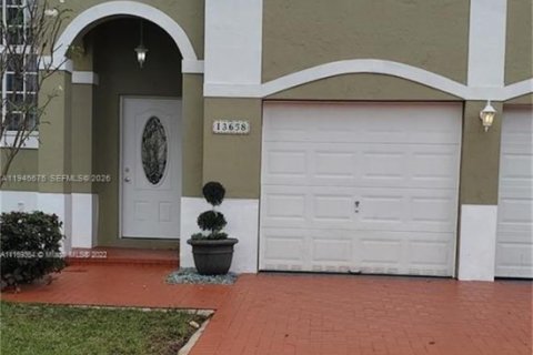 House in Miami, Florida 4 bedrooms, 202.99 sq.m. № 2003026