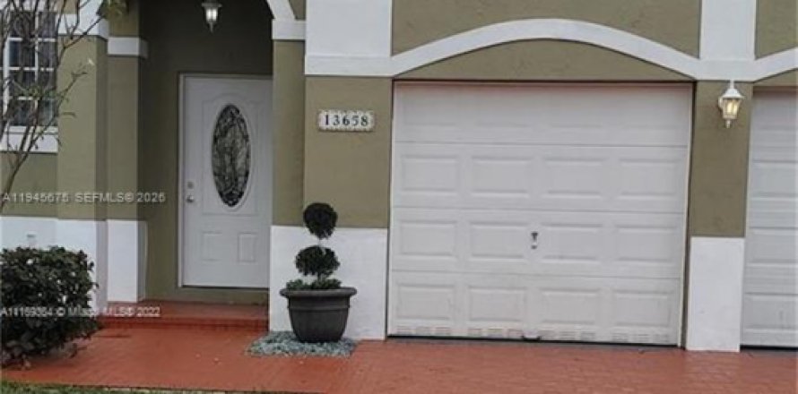 House in Miami, Florida 4 bedrooms, 202.99 sq.m. № 2003026