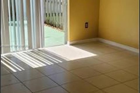 House in Miami, Florida 4 bedrooms, 202.99 sq.m. № 2003026 - photo 4