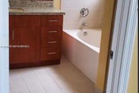 House in Miami, Florida 4 bedrooms, 202.99 sq.m. № 2003026 - photo 6