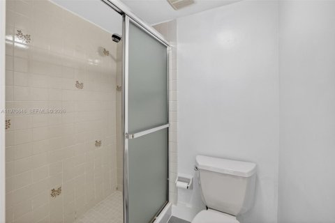 Купить кондоминиум в Халландейл-Бич, Флорида 2 спальни, 82.5м2, № 2042713 - фото 20