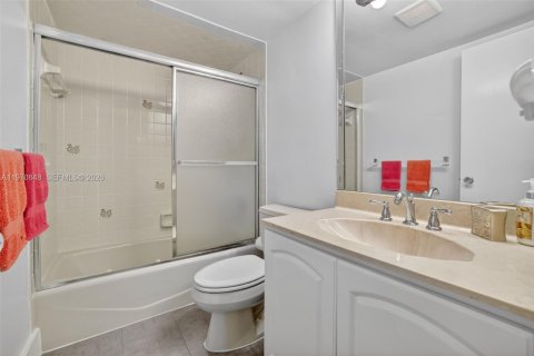 Купить кондоминиум в Халландейл-Бич, Флорида 2 спальни, 82.5м2, № 2042713 - фото 22