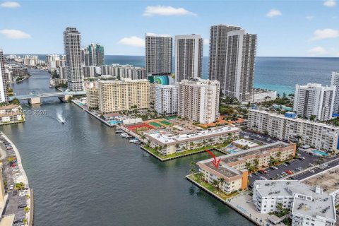 Купить кондоминиум в Халландейл-Бич, Флорида 2 спальни, 82.5м2, № 2042713 - фото 30