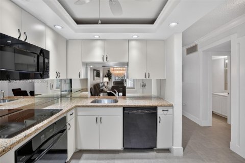 Купить кондоминиум в Халландейл-Бич, Флорида 2 спальни, 82.5м2, № 2042713 - фото 12