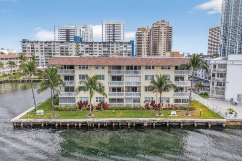 Купить кондоминиум в Халландейл-Бич, Флорида 2 спальни, 82.5м2, № 2042713 - фото 29