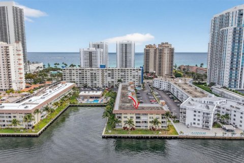 Купить кондоминиум в Халландейл-Бич, Флорида 2 спальни, 82.5м2, № 2042713 - фото 6