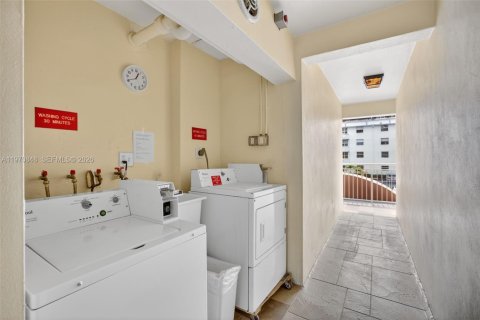 Купить кондоминиум в Халландейл-Бич, Флорида 2 спальни, 82.5м2, № 2042713 - фото 26