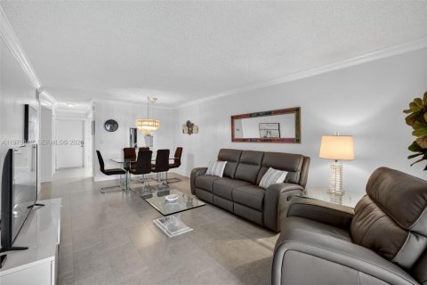 Купить кондоминиум в Халландейл-Бич, Флорида 2 спальни, 82.5м2, № 2042713 - фото 9