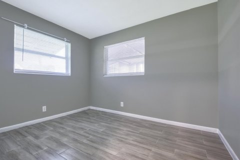 Townhouse in Lantana, Florida 2 bedrooms, 90.67 sq.m. № 2395056 - photo 5
