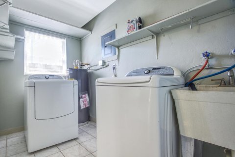 Townhouse in Lantana, Florida 2 bedrooms, 90.67 sq.m. № 2395056 - photo 14