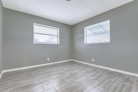 Townhouse in Lantana, Florida 2 bedrooms, 90.67 sq.m. № 2395056 - photo 3