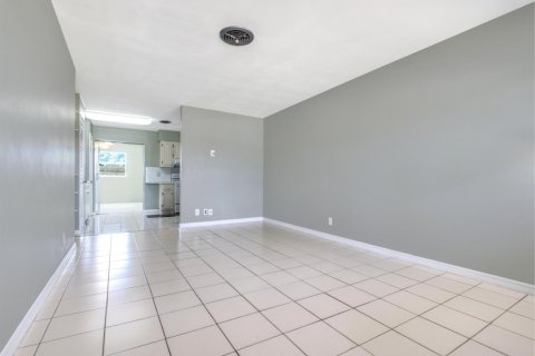 Townhouse in Lantana, Florida 2 bedrooms, 90.67 sq.m. № 2395056 - photo 8