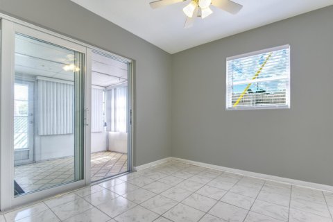Townhouse in Lantana, Florida 2 bedrooms, 90.67 sq.m. № 2395056 - photo 12