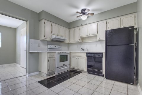 Townhouse in Lantana, Florida 2 bedrooms, 90.67 sq.m. № 2395056 - photo 2