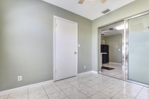 Townhouse in Lantana, Florida 2 bedrooms, 90.67 sq.m. № 2395056 - photo 13