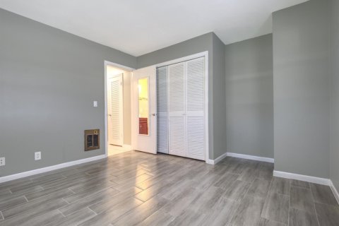 Townhouse in Lantana, Florida 2 bedrooms, 90.67 sq.m. № 2395056 - photo 4