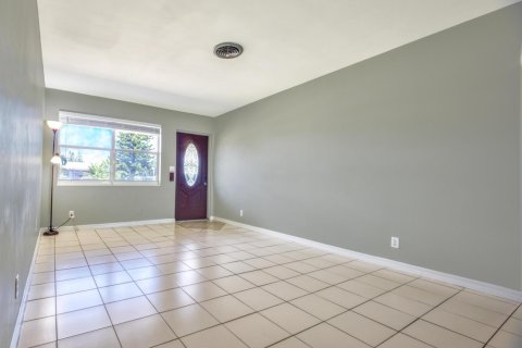 Townhouse in Lantana, Florida 2 bedrooms, 90.67 sq.m. № 2395056 - photo 10