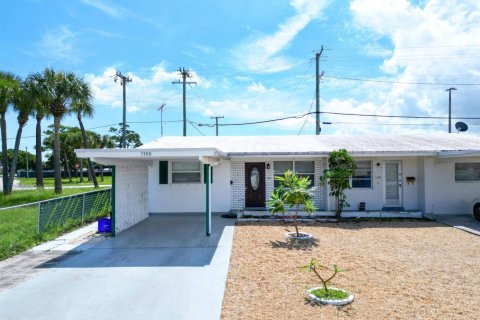 Townhouse in Lantana, Florida 2 bedrooms, 90.67 sq.m. № 2395056