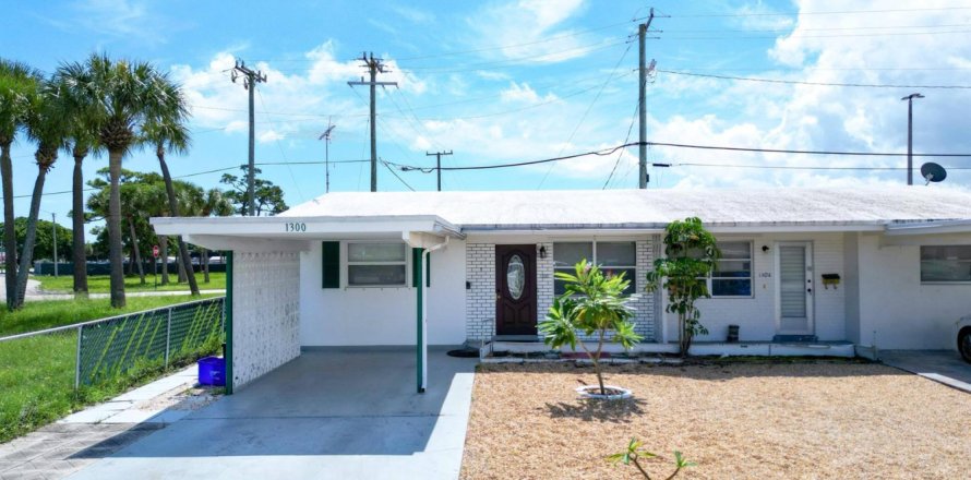 Townhouse in Lantana, Florida 2 bedrooms, 90.67 sq.m. № 2395056