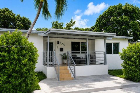 House in Miami, Florida 4 bedrooms, 147.34 sq.m. № 2331118