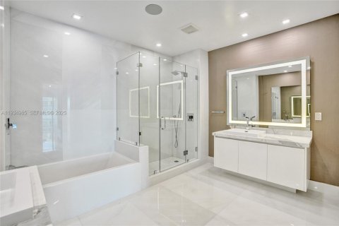 Condo in Sunny Isles Beach, Florida, 5 bedrooms № 2185827 - photo 26