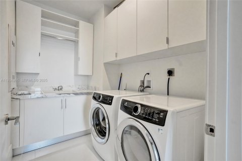 Condo in Sunny Isles Beach, Florida, 5 bedrooms № 2185827 - photo 25