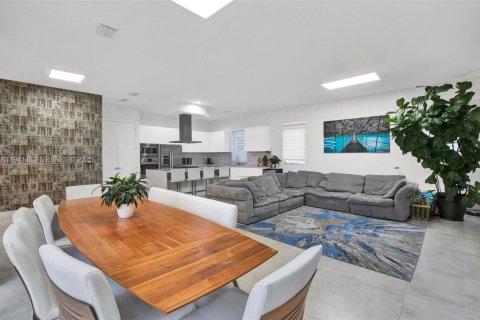 Купить виллу или дом в Дорал, Флорида 5 спален, 336.68м2, № 1998426 - фото 11