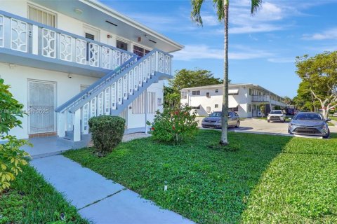 Condo in Miami Gardens, Florida, 2 bedrooms  № 1703498 - photo 2