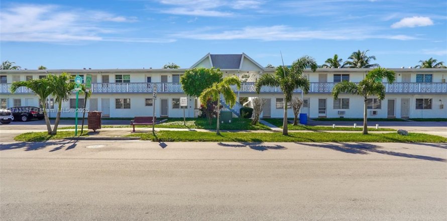 Condo in Miami Gardens, Florida, 2 bedrooms № 1703498