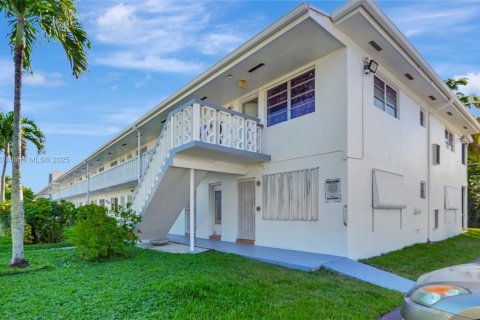 Condo in Miami Gardens, Florida, 2 bedrooms  № 1703498 - photo 3