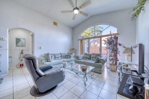 Villa ou maison à vendre à Miami, Floride: 3 chambres, 135.08 m2 № 2422926 - photo 3