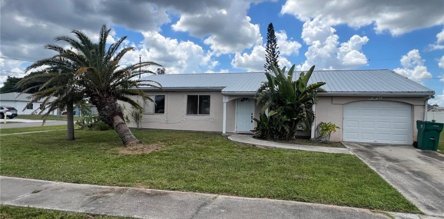 Casa en Port Charlotte, Florida 3 dormitorios, 109.25 m2 № 1919315