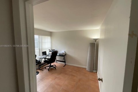 Condominio en alquiler en Miami, Florida, 2 dormitorios, 82.78 m2 № 2056663 - foto 2