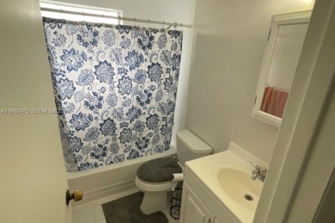 Condominio en alquiler en Miami, Florida, 2 dormitorios, 82.78 m2 № 2056663 - foto 3