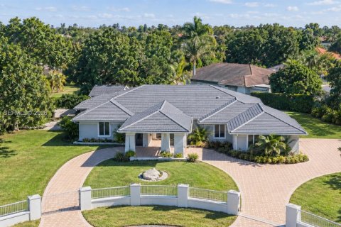 Casa en Miami, Florida 6 dormitorios, 350.24 m2 № 2352831