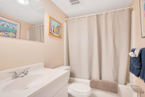 Condo in Cocoa Beach, Florida, 2 bedrooms  № 1384736 - photo 18