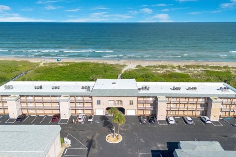 Condo in Cocoa Beach, Florida, 2 bedrooms  № 1384736 - photo 1