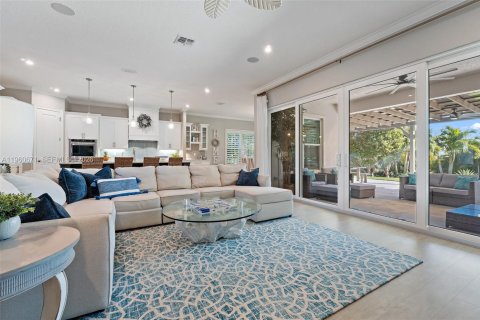 House in Jensen Beach, Florida 4 bedrooms, 356.65 sq.m. № 2021916 - photo 12