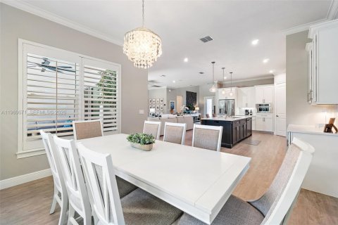 House in Jensen Beach, Florida 4 bedrooms, 356.65 sq.m. № 2021916 - photo 17